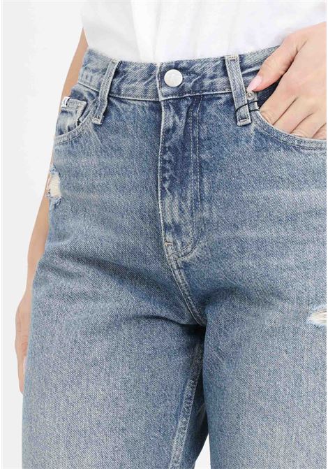 Jeans da donna con strappi lavaggio blu medio CALVIN KLEIN JEANS | J20J2221481A41A4